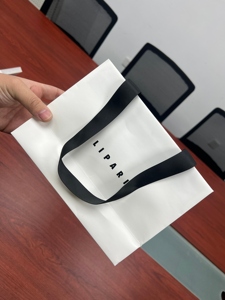 Sacchetti Regalo di Lusso Personalizzati in Cartone Riciclato per Piccole Imprese e Negozi al Dettaglio, con Logo Laminato Offset - Product Image 4