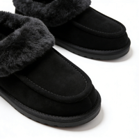 Vente en gros OEM/ODM, pantoufles pour hommes en fausse fourrure noire, doublure en peluche douce, logo personnalisé, style hiver, chaussures d'intérieur, semelle imperméable antidérapante