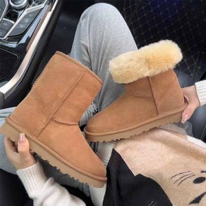 Vente en <span class=keywords><strong>gros</strong></span> 2025 Hiver <span class=keywords><strong>Bottes</strong></span> de neige doublées de fourrure pour femmes Design classique <span class=keywords><strong>Bottes</strong></span> <span class=keywords><strong>hautes</strong></span> isolées épaisses et chaudes en laine et coton - Product Image 1