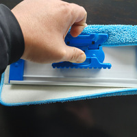 Serpillère plate en microfibre à rotation 360° haute efficacité avec manche en aluminium bleu pour le nettoyage des grandes surfaces, aéroports et entrepôts