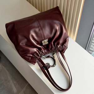 Sac fourre-tout à cordon en cuir de mouton pour femme, grande capacité, avec rembourrage en coton doux et design matelassé, idéal pour un usage quotidien - Product Image 4