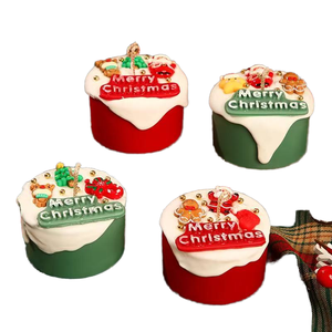 Velas Aromáticas Decorativas Navideñas Hechas a Mano con Forma de Pastel, Color Rojo y Verde con Cera que Gotea, para Ocasiones Festivas - Product Image 1