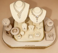 Ensemble de présentoirs à bijoux en velours beige de luxe, buste pour collier avec base en grille métallique dorée pour bijoux haut de gamme