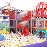 Équipement de terrain de jeu intérieur pour enfants sur le thème du cirque rétro : combinaison de trampoline, de piscine à balles et de toboggan