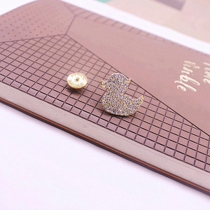 Design minimalista alla moda chiaro strass intarsiato 18K color oro <span class=keywords><strong>piccole</strong></span> dimensioni stile animale carino piccolo anatra spilla per le signore - Product Image 4