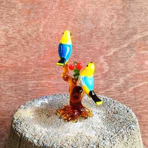 Figura de Pájaro de Vidrio Hecha a Mano con Bayas Rojas en una Rama, Adorno Decorativo para Sala de Estar, Diseño Art Deco de Rajasthan - Product Image 3