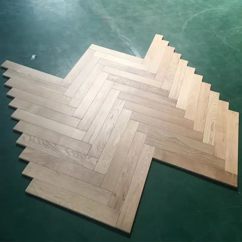 Plancher d'ingénierie à chevrons en bois de chêne