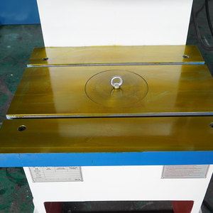 Presse hydraulique à cadre en C de 100 tonnes avec guidage à quatre colonnes pour le pressage et le redressage des pièces métalliques - Product Image 4