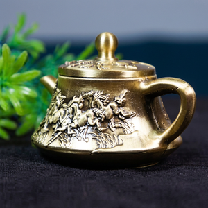 Théière traditionnelle chinoise en métal avec couvercle et poignée, motif floral en relief - Product Image 1