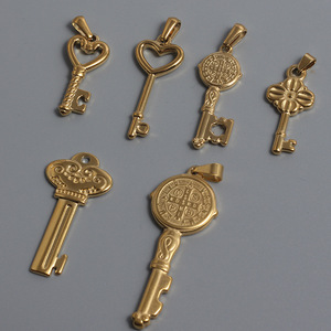 Breloques de style rétro en forme de cadenas et de clé |   Pendentifs vintage en acier inoxydable plaqué or 18 carats PVD, différents modèles, pour la création de bijoux DIY - Product Image 3