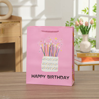 Sac cadeau classique en papier ivoire pailleté 210 g/m² avec motifs gâteau d'anniversaire et bougie, idéal pour les fêtes d'anniversaire et comme sac souvenir