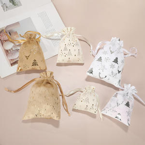 Bolsa de embalaje de almacenamiento de franela con estampado de árbol de Navidad reciclable Yiwu con bolsillo de paquete para envolver regalos de vacaciones - Product Image 1