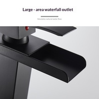Keran Air Terjun Empat Arah untuk Kabinet Kamar Mandi Wastafel Satu Lubang Baja Tahan Karat Hitam Keran Air Panas/Dingin Gaya Nordik
