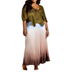 ชุดเซ็ตสองชิ้นแฟชั่นสำหรับผู้หญิง เสื้อคอวีสีพื้นแบบรูช พร้อมเดรสยาวพลิ้วแบบไล่เฉดสี ขายดีที่สุด - Product Image 2