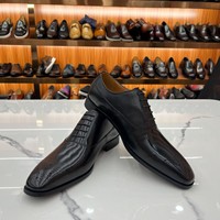 Chaussures habillées classiques en cuir véritable pour hommes, faites à la main, à bout pointu et sculpté, pour affaires, collection 2026
