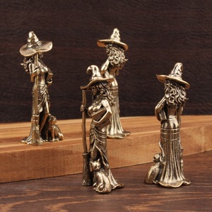 Figuras de brujas de latón con escoba y gato, decoración de Halloween para mesa, decoración interior del hogar, estilo tradicional - Product Image 2