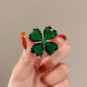 Broche Trevo de Quatro Folhas Símbolo da Sorte, de Alta Qualidade, com Esmeralda Brilhante e Cristal de Strass, Alfinete Elegante, Acessório de Nicho Requintado - Product Image 3