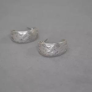 ต่างหูแฟชั่นสไตล์ยุโรปและอเมริกา ดีไซน์หรูหรา ทรงโค้งใหญ่ ลายโดดเด่น สำหรับผู้หญิง - Product Image 5