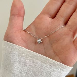 Collier pendentif Dylam minimaliste chic en argent fin S925 avec chaîne à maillons et trèfle à quatre feuilles en moissanite couleur D clarté VVS1 - Product Image 2