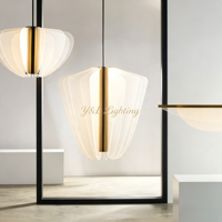 Lampe suspendue en forme d'éventail, structure bronze noir mat, abat-jour en acrylique diffuseur doux, hauteur réglable, lampe LED avec télécommande pour l'éclairage