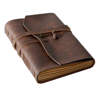 Carnet A6 vintage marron 2026 en cuir à couverture rigide avec onglets mensuels et poche arrière pour artistes et journal de voyage