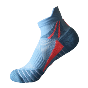 Chaussettes sportives mi-mollet standard pour femmes, fabriquées à Taïwan, écologiques, décontractées et athlétiques - Product Image 1