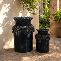 Vase à fleurs en céramique sculpturale bleu marine avec décoration florale en relief et bordure en pétales pour table console et décoration intérieure
