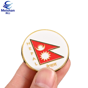 Insignia Coleccionable de Metal Esmaltado con Forma Asimétrica de Hoja de Meishan, Color Rojo Naranja Otoñal, Textura Delicada de Vetas - Product Image 2