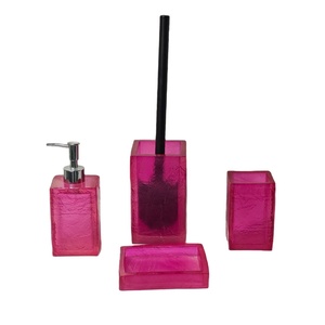 Set Bagno Moderno 4 Pezzi in Resina Fucsia Vibrante con Effetto Craquelé: Dispenser Sapone, Porta Scopino, Porta Spazzolino, Porta Sapone - Product Image 1