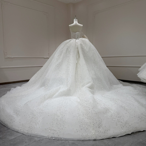 ชุดแต่งงานทรงบอลกาวน์ยาวประดับคริสตัล ลูกไม้ลายดอกไม้ ปักเลื่อมวิบวับ แบบไร้สายรัดไหล่ รุ่น XX69 โมเดิร์น - Product Image 4