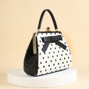 Borsa a tracolla da donna <span class=keywords><strong>Avant</strong></span> <span class=keywords><strong>Garde</strong></span> con fiocco abbellito a pois in vernice leggera con cinturino rimovibile - Product Image 2