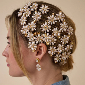 Accessoires de cheveux élégants et tendance, pinces à cheveux en alliage avec fleurs en perles pour femmes et filles, décoration de cheveux pour mariage - Product Image 1