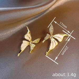 Orecchini a Perno E4384 con Farfalla Dorata e Perla Centrale, Gioielli alla Moda - Product Image 6