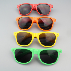 Gafas de sol unisex UV400 CE con logotipo personalizado, gafas de playa al por mayor, bandera clásica, diseño de lentes, azul, rojo, verde, amarillo, marco de PC - Product Image 5