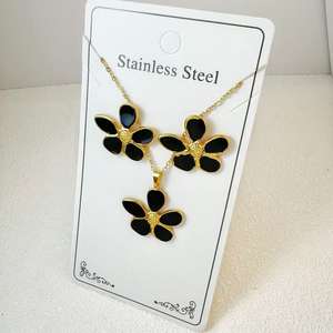 Set di Gioielli Raffinati da Donna MW con Ciondolo a Cuore e Fiore in Acciaio Inossidabile e Orecchini Colorati a <span class=keywords><strong>Quadrifoglio</strong></span> Nero - Product Image 4
