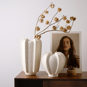 Vase en céramique blanche Qianrui, style vintage, fait main, style européen, arrangement de fleurs artificielles, pots à fleurs irréguliers pour le salon - Product Image 5