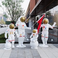 Sculpture d'astronaute 3D réaliste grandeur nature en fibre de verre, design populaire, vente en gros d'usine, statue d'astronaute en fibre de verre pour extérieur