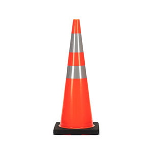 Cône de signalisation routière Wesure Safety PVC 36''/900mm avec bandes réfléchissantes pour avertissement routier - Product Image 1