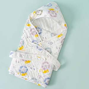 Nouveau-né enveloppe dans un tissu doux en coton imprimé et confortable, serviette de bain pour bébé en gaze avec capuche - Product Image 1