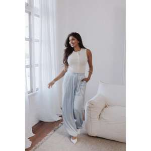 Pantalones Prácticos para Usar Todo el Día Diseñados para Mujeres que Ofrecen Tela Transpirable, Textura Suave y Estructura Relajada para la Oficina - Product Image 6