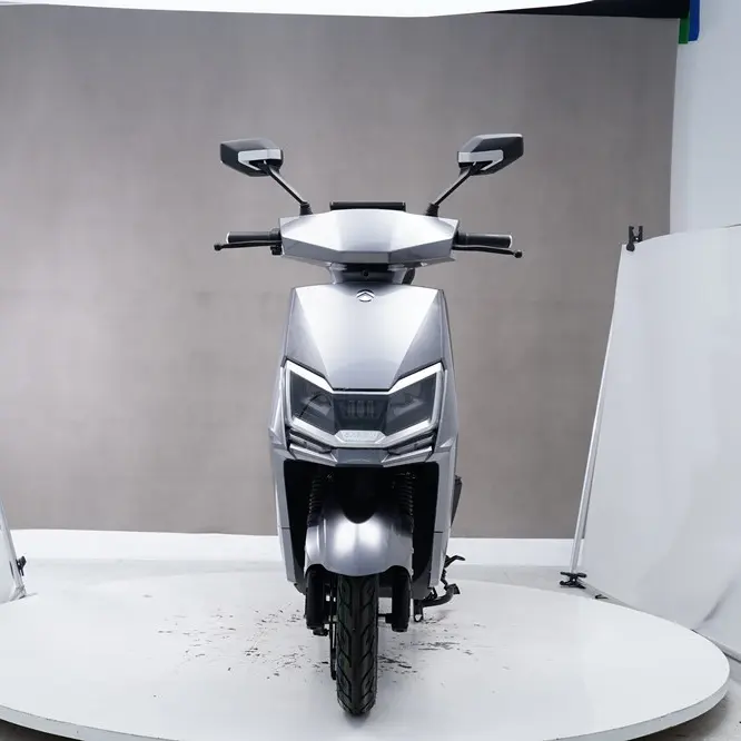 E-roller 2023 nouvelle conception de moto électrique pour jeunes VERSION de cyclomoteur électrique bon marché KD