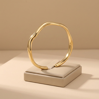 Bracelet ouvert en acier inoxydable 316L, design minimaliste à courbes fluides, couleurs or et argent 18K PVD, hypoallergénique, OEM