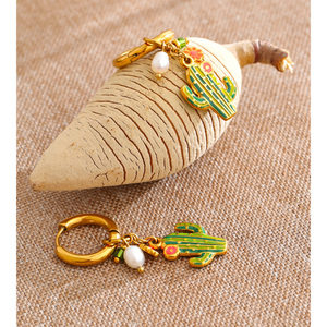 <span class=keywords><strong>Orecchini</strong></span> pendenti JINYOU 1001 in acciaio inossidabile smaltato a forma di <span class=keywords><strong>cactus</strong></span>, placcati oro, con perle simulate e fiore a cerchio. - Product Image 3