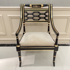Elegante Poltrona Neoclassica Nera Intagliata e Laccata con Decorazioni Dorate, Sedia d'Accento con Struttura in Legno Imbottita - Product Image 1