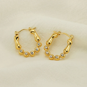 Boucles d'oreilles créoles personnalisées en acier titane géométrique à texture plissée avec boucle en plaqué or avec perle pierre bijoux fins - Product Image 3