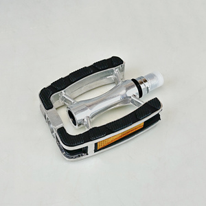 Pedali per bicicletta in lega di superficie TPR antisdrucciolevoli con cuscinetti da montagna/da strada parti di biciclette a pedali - Product Image 1