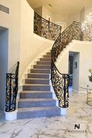 Escalier intérieur en colimaçon de luxe moderne avec main courante en fer pour le hall des appartements Escaliers de luxe en fer forgé à double courbe