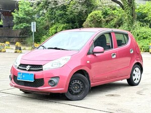 Suzuki Hatchback 1.0L Manuelle Essence 5 Places Rouge Conduite à Gauche Pneus R15 Phares Halogènes Sièges en Tissu - Product Image 1