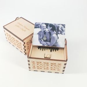 Boîte à musique électronique en bois personnalisée avec mouvement, chanson, voix et photo personnalisables avec texte, cadeau créatif pour un <span class=keywords><strong>anniversaire</strong></span> - Product Image 1