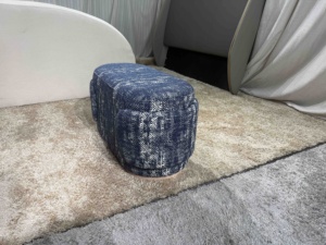 Banco Otomano Moderno e Leve em Tecido Boucle Conversível, Design Personalizável para Quarto, Entrada e Apartamento - Product Image 2